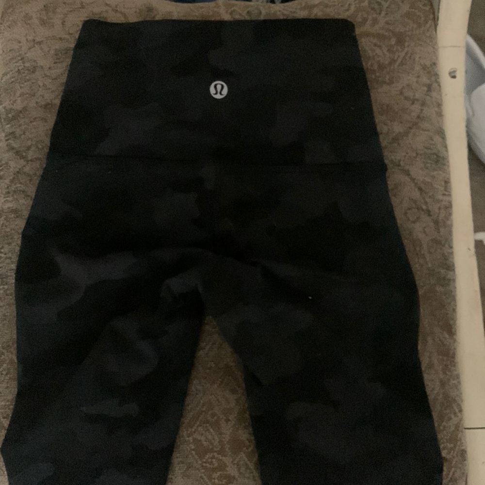 Lululemon leggings❣️barley worn, size 0 comfy, camo print, no rips, holes.
